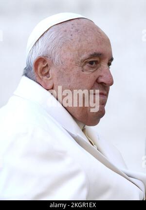 Stato della Città del Vaticano, Vaticano, 23 2022 novembre - (Santa sede) - PAPA FRANCESCO durante l'udienza Generale del Mercoledì in Piazza San PET in Vaticano. Credit Image: © EvandroInetti via ZUMA Wire) (Credit Image: © Evandro Inetti/ZUMA Press Wire) Credit: ZUMA Press, Inc./Alamy Live News Foto Stock