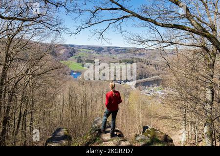 Donna matura in piedi sulla roccia guardando il paesaggio Foto Stock