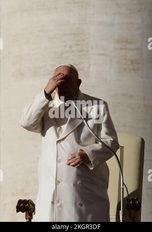 Stato della Città del Vaticano, Vaticano, 23 2022 novembre - (Santa sede) - PAPA FRANCESCO durante l'udienza Generale del Mercoledì in Piazza San PET in Vaticano. Credit Image: © EvandroInetti via ZUMA Wire) (Credit Image: © Evandro Inetti/ZUMA Press Wire) Credit: ZUMA Press, Inc./Alamy Live News Foto Stock