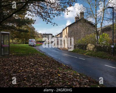 Ovest lungo la strada principale attraverso il villaggio di Dunsop Bridge, e una soleggiata, all'inizio di novembre, vista verso il ponte. Lancashire Foto Stock