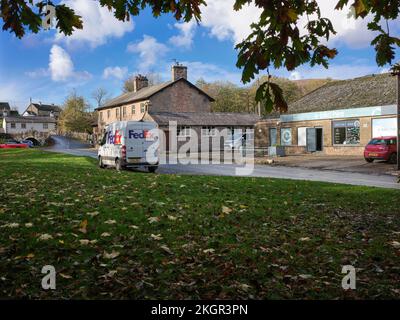 Ovest lungo la strada principale attraverso il villaggio di Dunsop Bridge, e una soleggiata, all'inizio di novembre, vista verso il ponte. Lancashire Foto Stock