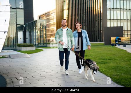 Coppia con cane a piedi sul sentiero Foto Stock
