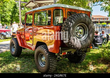 Des Moines, IA - 03 luglio 2022: Vista dall'alto dell'angolo posteriore di una Toyota Land Cruiser FJ40 1976 ad una fiera automobilistica locale. Foto Stock