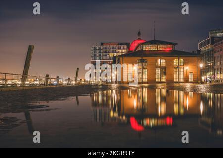 Germania, Amburgo, Historic Fish Auction Hall di notte Foto Stock