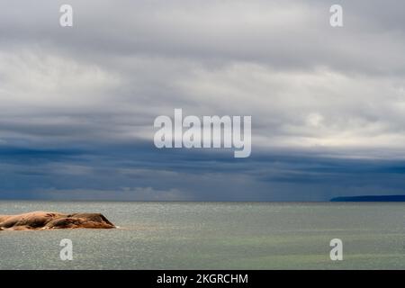 Cieli minacciosi sul lago Huron, Killarney, Ontario, Canada Foto Stock