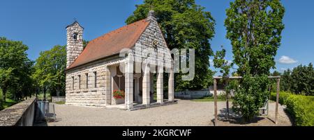 Piccola chiesa in un parco - Cimitero cappella Binsdorf, Germania Foto Stock