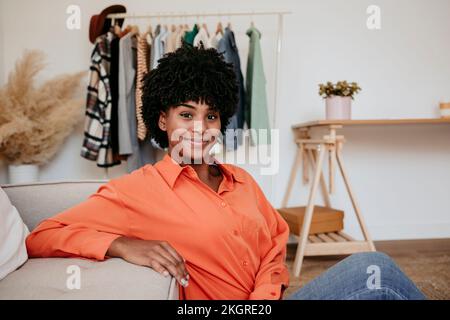 Fidato giovane freelancer seduto sul divano in ufficio a casa Foto Stock