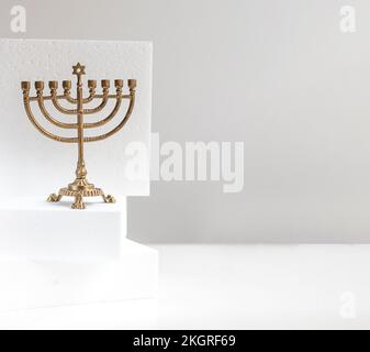 Hanukkah. Hanukkah disegno della scheda con i simboli dorati su sfondo bianco per la festa ebraica Hanukkah. Banner. Spazio di cimasa Foto Stock