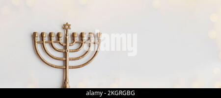 Hanukkah disegno della scheda con i simboli dorati su sfondo bianco per la festa ebraica Hanukkah. Banner. Spazio di cimasa Foto Stock