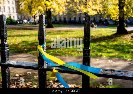Nastri che mostrano il supporto per l'Ucraina a Queen Square, Bath, Somerset, Regno Unito Foto Stock