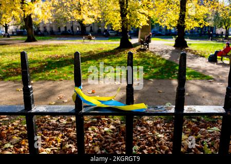 Nastri che mostrano il supporto per l'Ucraina a Queen Square, Bath, Somerset, Regno Unito Foto Stock