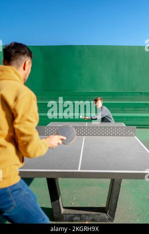 Padre e figlio giocando a ping-pong Foto Stock