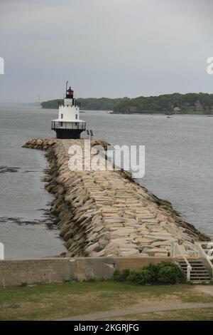Uno scatto verticale di un passaggio pedonale al Bug Light con un'isola alberata sullo sfondo Foto Stock