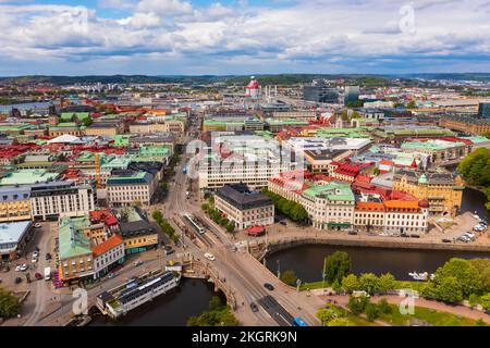 Svezia, Vastra Gotaland County, Gothenburg, veduta aerea del quartiere residenziale con canale in primo piano Foto Stock