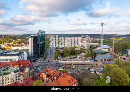 Svezia, Vastra Gotaland County, Gothenburg, Vista delle torri di Gothia, piazza Korsvagen e parco divertimenti Liseberg Foto Stock