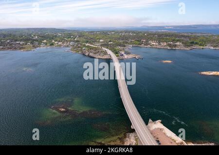 Svezia, Vastra Gotaland County, Marstrand, veduta aerea del ponte Instobron Foto Stock