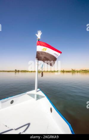 Egitto, Governatorato di Luxor, Luxor, bandiera egiziana sulla prua della barca che galleggia nel fiume Nilo Foto Stock