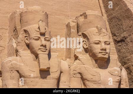 Egitto, Governatorato di Assuan, statue giganti all'ingresso del Grande Tempio di Rameses II Foto Stock