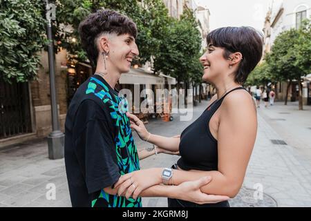 Felice giovane coppia che si guarda l'un l'altro sul sentiero Foto Stock