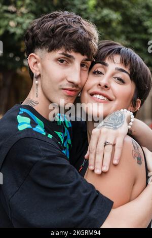 Giovane coppia sorridente che si abbraccia Foto Stock