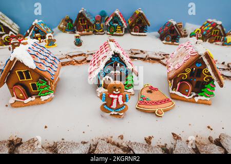 Wroclaw, Wroclaw, Polonia. 23rd Nov 2022. Dal 23 novembre 2022, Kolelkowo di WrocÅ‚aw vi invita in una città di pan di zenzero avvolta di neve e ricoperta di glassa dolce. Questo è il più grande modello ferroviario di pan di zenzero del mondo (Credit Image: © Krzysztof Zatycki/ZUMA Press Wire) Credit: ZUMA Press, Inc./Alamy Live News Foto Stock