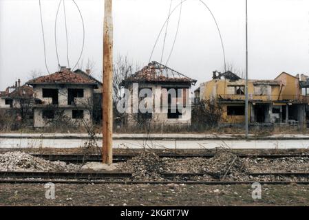 La guerra ha danneggiato le case sul vicolo di Sniper nel centro di Sarajevo durante l'assedio nel 1995 Foto Stock