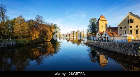 Repubblica Ceca, Regione della Boemia Meridionale, Ceske Budejovice, Vista panoramica del fiume Malse che scorre attraverso la città in autunno Foto Stock