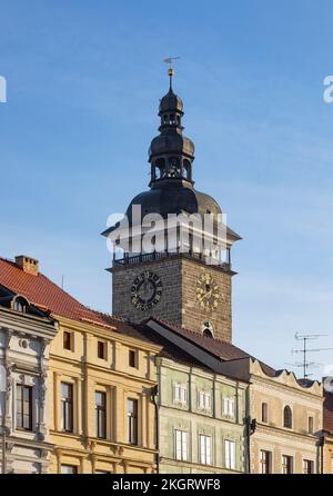 Repubblica Ceca, Regione Boemia Meridionale, Ceske Budejovice, Row case di fronte alla Torre Nera Foto Stock