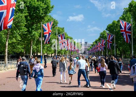 Union Jack bandiere che fiancheggiano il centro commerciale in occasione del Platinum Jubliee della Regina Elisabetta, Londra 2022. Foto Stock