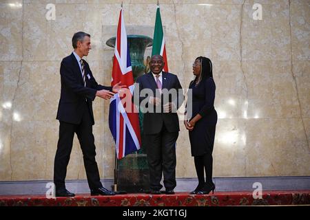 Il presidente del Sudafrica Cyril Ramaphosa (centro), partecipa al Business Forum UK - Sudafrica a Lancaster House a Londra con Andrew Selous, Trade Envoy in Sud Africa (sinistra) e il segretario al Commercio Internazionale Kemi Badenoch, come parte della sua visita di Stato nel Regno Unito. Data immagine: Mercoledì 23 novembre 2022. Foto Stock