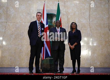 Il presidente del Sudafrica Cyril Ramaphosa (centro), partecipa al Business Forum UK - Sudafrica a Lancaster House a Londra con Andrew Selous, Trade Envoy in Sud Africa (sinistra) e il segretario al Commercio Internazionale Kemi Badenoch, come parte della sua visita di Stato nel Regno Unito. Data immagine: Mercoledì 23 novembre 2022. Foto Stock