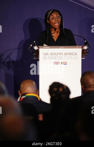 Il Segretario del Commercio Internazionale Kemi Badenoch parla ad un Business Forum Regno Unito - Sud Africa a Lancaster House a Londra. Data immagine: Mercoledì 23 novembre 2022. Foto Stock