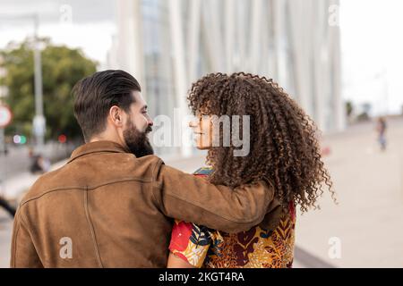Felice giovane uomo con ragazza al sentiero Foto Stock