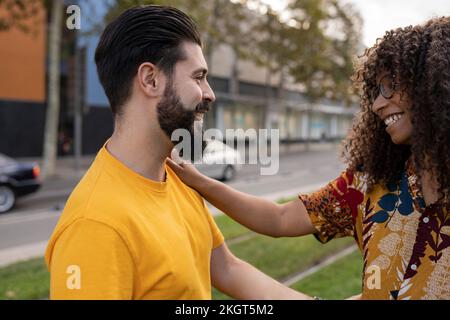 Felice giovane uomo con ragazza in piedi sul sentiero Foto Stock