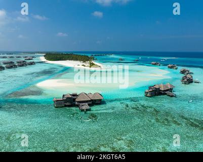 Maldive, Atollo Kaafu, vista aerea dei bungalow resort sull'isola di Lankanfushi Foto Stock