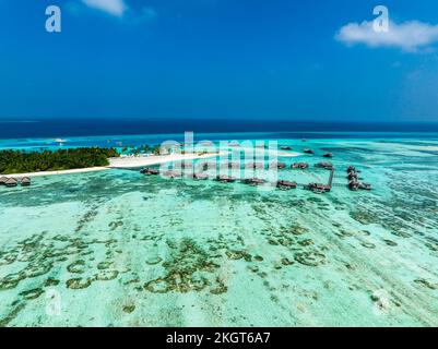 Maldive, Atollo Kaafu, vista aerea dei bungalow resort sull'isola di Lankanfushi Foto Stock