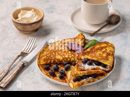 Pranzo al keto - pancake al keto serviti con ricotta e mirtilli. Foto Stock