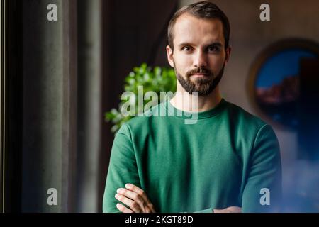 Giovane uomo d'affari sicuro sul posto di lavoro Foto Stock