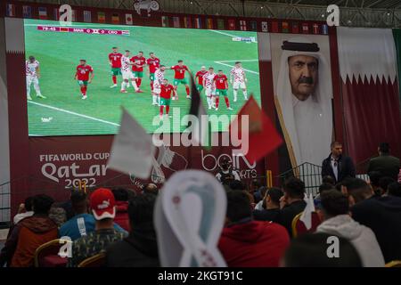 Gaza, Palestina, Stati Uniti. 23rd Nov 2022. (INT) i palestinesi sostengono la squadra di calcio marocchina durante la partita contro la Croazia nella Coppa del mondo FIFA in Qatar. 23 novembre 2022, Gaza, Palestina: Centinaia di palestinesi nella striscia di Gaza sono stati nella Saad Sail Hall della striscia di Gaza per sostenere e incoraggiare la squadra arabo-marocchina a giocare contro la Croazia durante la Coppa del mondo di calcio FIFA 2022 in Qatar. Il gioco si è concluso tra il 0 e il 0, un pareggio e il vice ambasciatore Qatari Khaled al-Hardan hanno condiviso l'atmosfera entusiastica con i fan mentre guardavano la partita. Credit: Saher Elghorra/Thenews2 (Credit Image: © Sahe Foto Stock