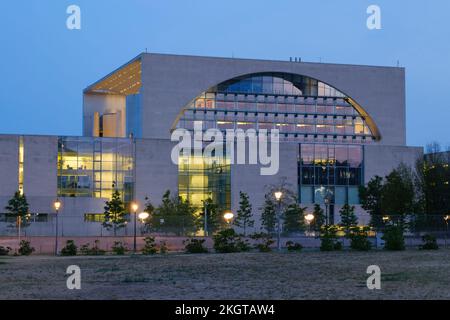 Germania, Berlino, esterno della Cancelleria federale al crepuscolo Foto Stock