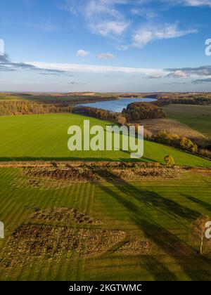 Leeds, Regno Unito. 23rd Novembre 2022. Il tempo del Regno Unito: Il sole d'inverno getta lunghe ombre sul campo da golf Headingley a North Leeds con il bacino idrico Eccup in lontananza. Una bella giornata di sole. Credit: Bradley Taylor / Alamy News Foto Stock