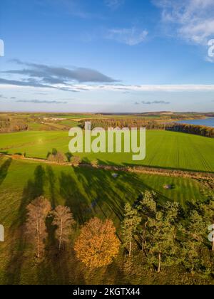 Leeds, Regno Unito. 23rd Novembre 2022. Il tempo del Regno Unito: Il sole d'inverno getta lunghe ombre sul campo da golf Headingley a North Leeds con il bacino idrico Eccup in lontananza. Una bella giornata di sole. Credit: Bradley Taylor / Alamy News Foto Stock