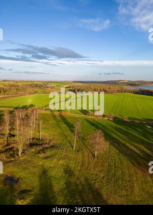 Leeds, Regno Unito. 23rd Novembre 2022. Il tempo del Regno Unito: Il sole d'inverno getta lunghe ombre sul campo da golf Headingley a North Leeds con il bacino idrico Eccup in lontananza. Una bella giornata di sole. Credit: Bradley Taylor / Alamy News Foto Stock