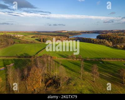 Leeds, Regno Unito. 23rd Novembre 2022. Il tempo del Regno Unito: Il sole d'inverno getta lunghe ombre sul campo da golf Headingley a North Leeds con il bacino idrico Eccup in lontananza. Una bella giornata di sole. Credit: Bradley Taylor / Alamy News Foto Stock