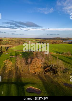 Leeds, Regno Unito. 23rd Novembre 2022. Il tempo del Regno Unito: Il sole d'inverno getta lunghe ombre sul campo da golf Headingley a North Leeds con il bacino idrico Eccup in lontananza. Una bella giornata di sole. Credit: Bradley Taylor / Alamy News Foto Stock