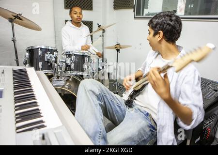 Studenti di musica: Jamming Session. Un chitarrista e batterista che provano insieme in uno studio musicale. Da una serie di immagini correlate. Foto Stock