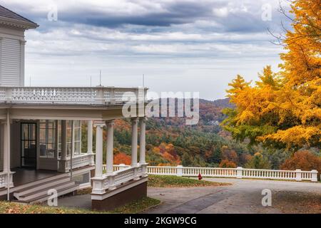 Blue Ridge Parkway, North Carolina, USA - 16 ottobre 2022: Cone Manor circondato dai colori delle foglie autunnali. Costruito nel 1901 per Mosè H. Cone on è est Foto Stock