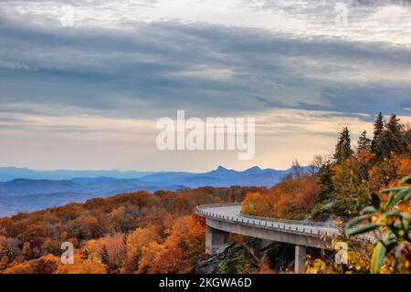 Blue Ridge Parkway, North Carolina, USA - 16 ottobre 2022: Viste dall'alto del Viadotto di Linn Cove sotto il cielo nuvoloso. Foto Stock