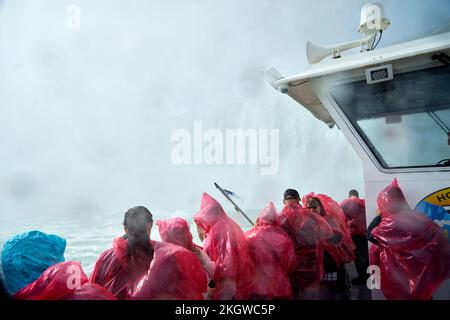 Crociere Hornblower. Cascate del Niagara, Canada Foto Stock