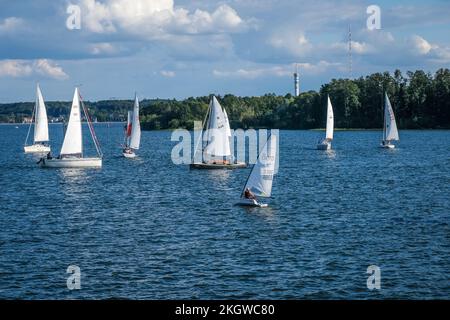 Schwerin, Mecklenburg-Vorpommern, Germania - le barche a vela che navigano sul lago di Schwerin. Foto Stock